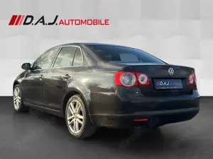 Volkswagen Jetta 2.0 FSI Aut. Sportline / Leder NAV SHZ PDC Bild 3