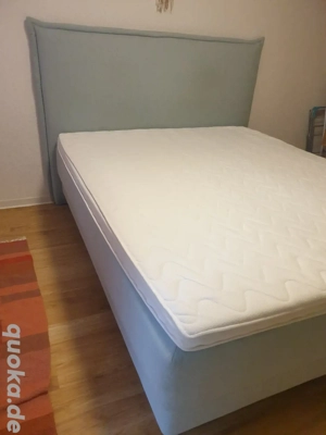 Boxspringbett mit Topper, helles Kopfteil