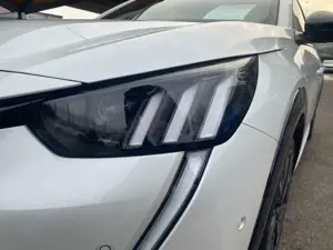 Peugeot 208 e- 136 (e-) GT Pack ACC KeyLess LED Navi Bild 4