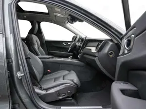 Volvo XC60 B5 AWD Ultra Dark Luft Massage Pano ACC Bild 5