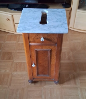 sehr schöner alter Waschbecken-Unterschrank