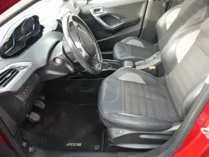 Peugeot 2008 Peugeot 2008 Allure PT110 Navi/SHZ/PANO Bild 5