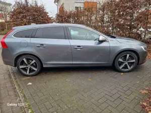 Volvo V60 Twin Engine Momentum R-Design AWD D6 Hybrid