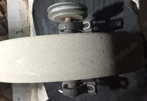 Schleifstein 380 mm Durchmesser, Breite 70 mm, Körnung ungefähr 80 - 220. Mit Lagerböcken