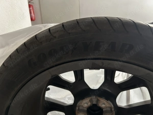 4 Kompletträder auf original JEEP Alufelge mit 235 45 R 19 Goodyear reifen