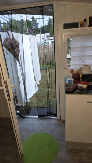 Dauercampingplatz mit Wohnwagen und ausgebauten Vorzelt Bild 10