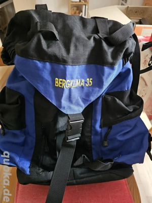 Wanderrucksäcke blau und rot 