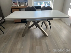 Moderner Design Tisch mit Metallgestell - gepflegt, stabil, hochwertig