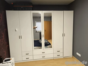 Großer weißer Kleiderschrank mit Spiegel und Schubladen