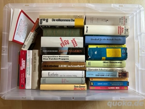 zu verschenken: Bücherkiste mit 34 Büchern - Romane und Sachbücher