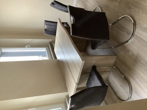 Excellent kitchen table and 4 chairs 