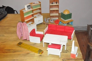 Puppenhaus Möbel aus den 1970 igern. Wohnzimmermöbel für Sammler und Begeisterte.