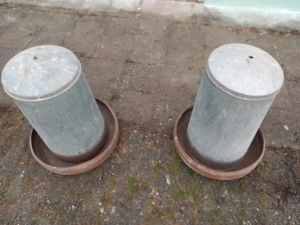 2 Futterautomaten für Hühnerfutter, Fassungsvermögen je 30 kg.
