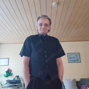 Frau mit Bildern und ohne Tätowierungen 