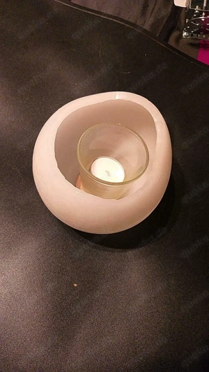 Der Kerzenständer, der selbst aus Kerzenwachs ist