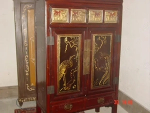 Antiker chinesischer Porzellan oder Wäscheschrank