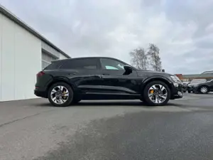 Audi e-tron 55 S-Line 220€ m.20% Anz. AHK 20 Zoll Optikp. Br Bild 4
