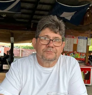 Schlanke zierliche kleinbrüstige Frau, gern auch etwas jünger die mit BDSM etwas anfangen kann ges.