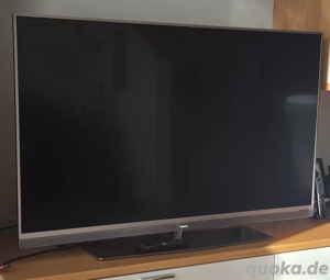 Ultraflacher 4K UHD LED TV mit 3-seitigem Ambilight (Fernseher) 