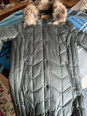 grüner Damenmantel von Steilmann mit Kapuze und Pelzkragen in Gr. 38