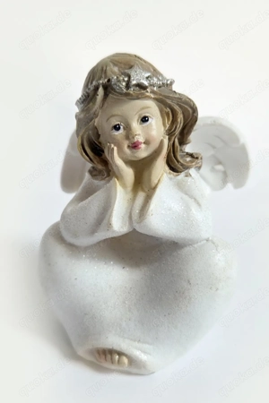 Weihnachts-Engel Schutzengel m. Flügel sitzend Polyresin weiß Glitzer 8cm 80er