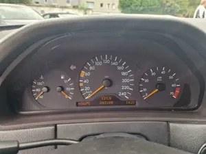 Mercedes-Benz E 240 Bild 3