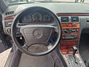 Mercedes-Benz E 240 Bild 4