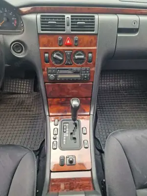Mercedes-Benz E 240 Bild 2
