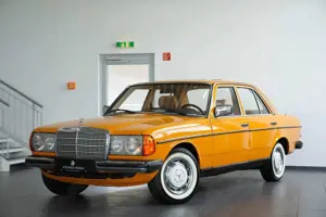 Mercedes-Benz 230 123 *OLDTIMER*SCHIEBEDACH*