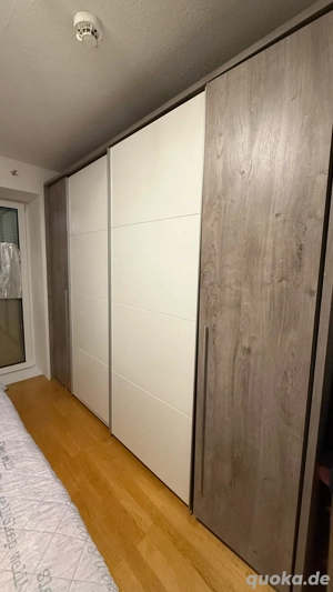 Kleiderschrank mit Schiebetüren