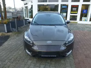Ford Focus Titanium mit vielen Extras Bild 2
