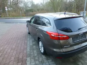 Ford Focus Titanium mit vielen Extras Bild 5