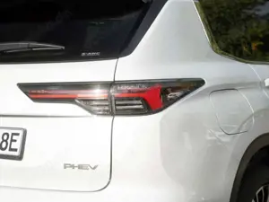 Mitsubishi Outlander 4x4 PHEV Top El. Panodach Navi Leder HUD StandHZG Bild 4