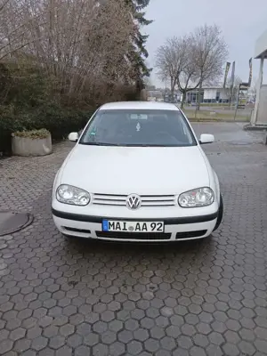 Volkswagen Golf 1.6 Benzin TÜV 09.2027