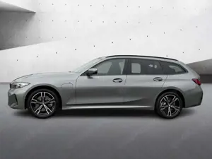 BMW 330 e Touring M Sport HUD Park-Assistent Komfortzugang Bild 2