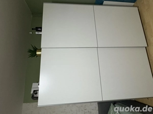 Weißer Schwebetürenschrank