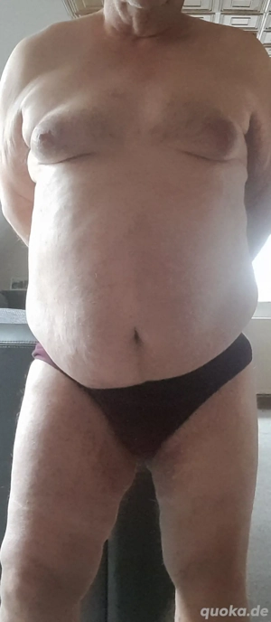 Witwer 65Jahre alt ungebunden sucht eine Frau Ü- 60 die mir erlaubt ihren nackten Busen zu küssen 