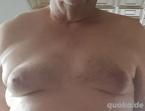 kleinschwänziger devoter Busenmann will lernen einem Paar sexuell zu dienen 