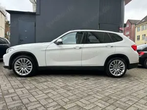 BMW X1 20d AUT/X-DRIVE/NAVI/LEDER/XENON/STANDHZG/LM18/AHK Bild 4