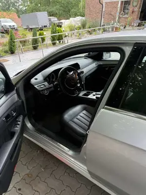 Mercedes-Benz E 300 E-Klasse Diesel BlueTEC 9G-TRONIC Bild 5