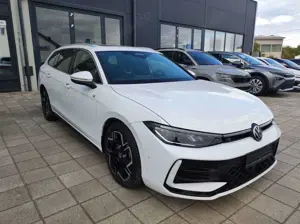 Volkswagen Passat Variant Passat 2.0 TDi 4MO DSG R-Line AHK DCC Pano Stand
