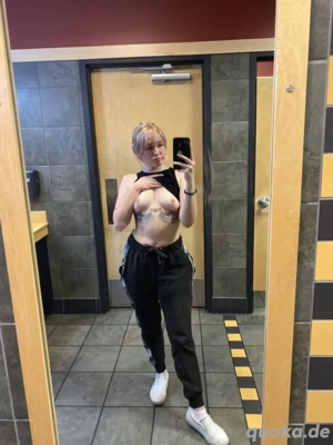 Suche netten Er, BigDick(20+), gepflegt, rasiert. Du zw 35-55 J, nicht kleiner als 1,75cm, gerne tät