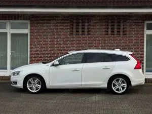 Volvo V60 Kombi Summum AWD*LEDER*NAVI*AHK*SCHIEBEDACH* Bild 2