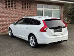 Volvo V60 Kombi Summum AWD*LEDER*NAVI*AHK*SCHIEBEDACH* Bild 3