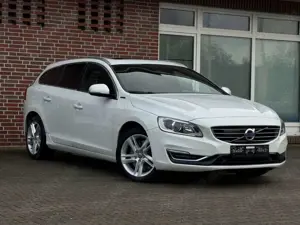 Volvo V60 Kombi Summum AWD*LEDER*NAVI*AHK*SCHIEBEDACH* Bild 4