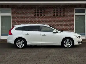 Volvo V60 Kombi Summum AWD*LEDER*NAVI*AHK*SCHIEBEDACH* Bild 5