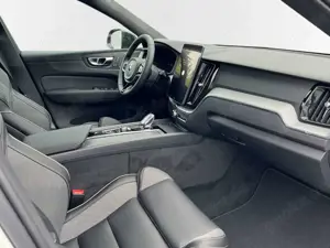 Volvo XC60 Recharge T6 AWD Plus Black Edition 21'' ACC Panora Bild 3