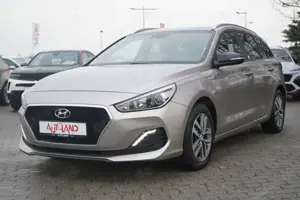 Hyundai i30 Kombi 1.0 T-GDI Trend AHK Navi Kamera DAB Bild 2