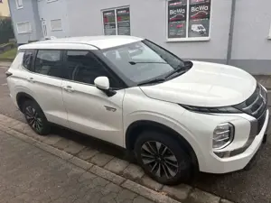 Mitsubishi Outlander 2.4 PHEV 4WD Basis Vorführwagen Bild 2