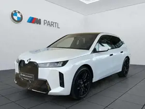 BMW iX xDrive45 M-Sport Pro PANO AHK DA-Prof. adapLED